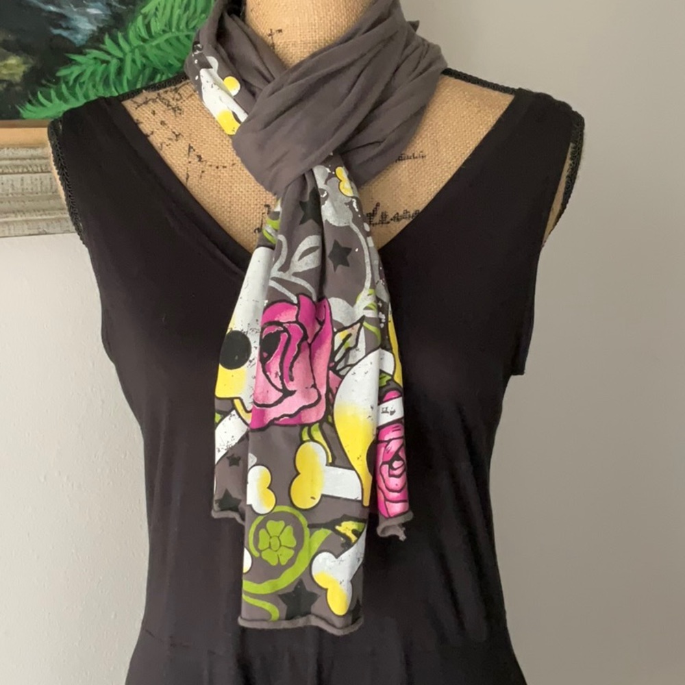 Skull & Roses Scarf - Picture 2 of 4